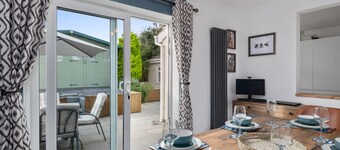 Harley's Way - Short Walk to Beach and Village