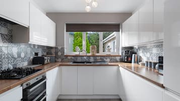 Een koelkast, een magnetron, een oven, een vaatwasser