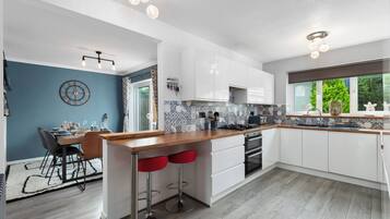 Een koelkast, een magnetron, een oven, een vaatwasser