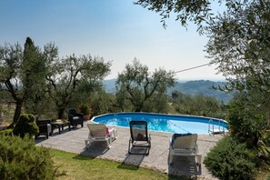 Piscine extérieure (ouverte en saison), chaises longues