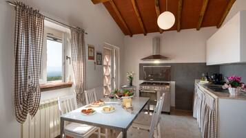 Apartment | Eigene Küche | Großer Kühlschrank, Ofen, Geschirrspüler, Toaster