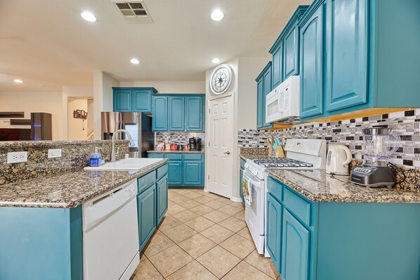 Fridge, microwave, oven, stovetop - Stunning 5BD/3BA Home located near the State Farm Stadium. The home of Final 4 (Glendale)