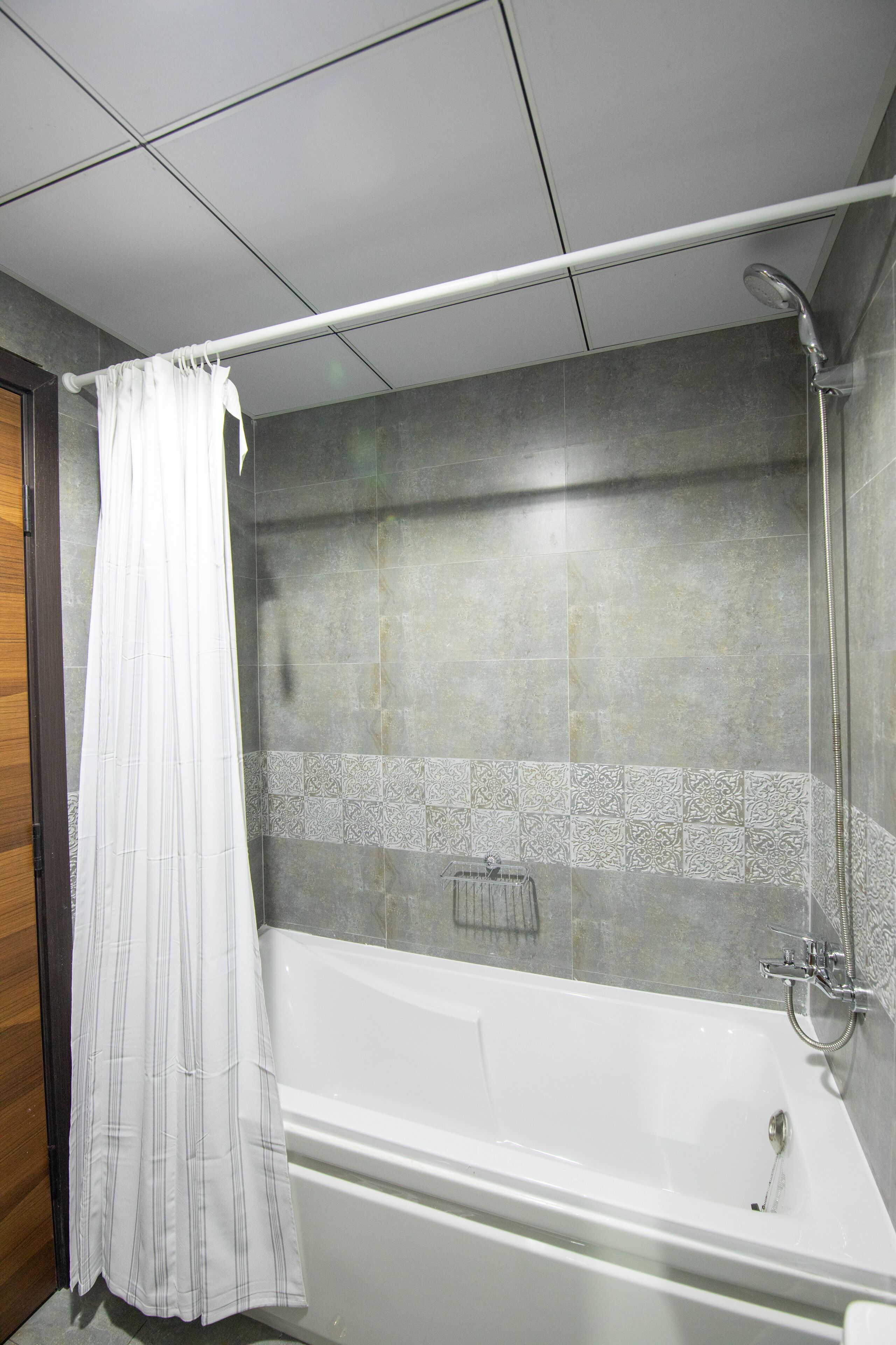 Uma casa de banho moderna com uma banheira independente, um chuveiro e um porta-toalhas.