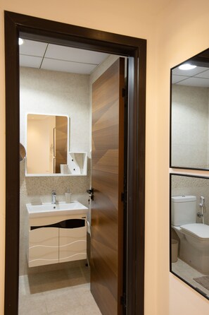 Haartrockner, Bidet, Handtücher, Toilettenpapier