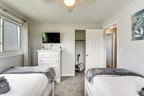 3 bedrooms, desk, iron/ironing board, travel cot