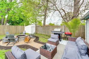 Outdoor dining - Swim, Bike & Fish: Pet-Friendly Lorain Retreat! (Lorain)