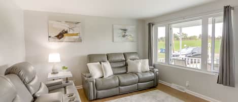 Télévision, cheminée, livres