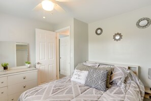 3 Schlafzimmer, Schreibtisch, Bügeleisen/Bügelbrett, Reisekinderbett