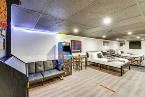 Game room - Swim, Bike & Fish: Pet-Friendly Lorain Retreat! (Lorain)