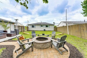 Terrace/patio - Swim, Bike & Fish: Pet-Friendly Lorain Retreat! (Lorain)