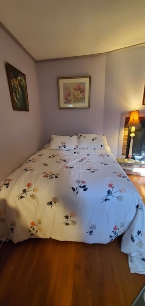 5 bedrooms, iron/ironing board, WiFi, bed sheets