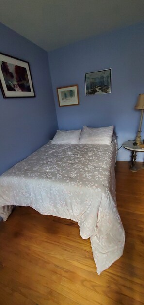 5 bedrooms, iron/ironing board, WiFi, bed sheets