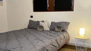 A bedroom with a bed, a bedside lamp, a window, and an air conditioning unit. - Lakeview Lakecomo 4seasons, Terrace, 30m to Lake! (Acquaseria)