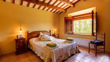 4 slaapkamers, een strijkplank/strijkijzer, gratis wifi, beddengoed