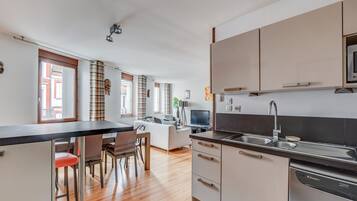 Fridge, microwave, oven, stovetop