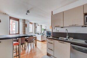 Kühlschrank, Mikrowelle, Ofen, Herdplatte