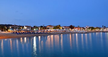 En la playa, sombrillas, bar en la playa