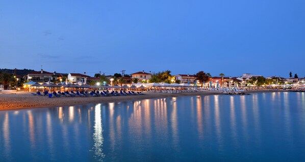 En la playa, sombrillas, bar en la playa