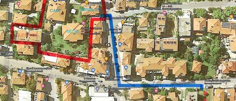 Un mapa con ubicaciones marcadas que incluyen 'Olive Oil & Honey', 'Studio Nikiti Beach' y 'The Mall - Pastas Cafe'.