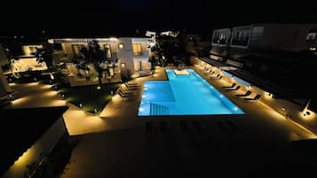 Outdoor pool, sun loungers