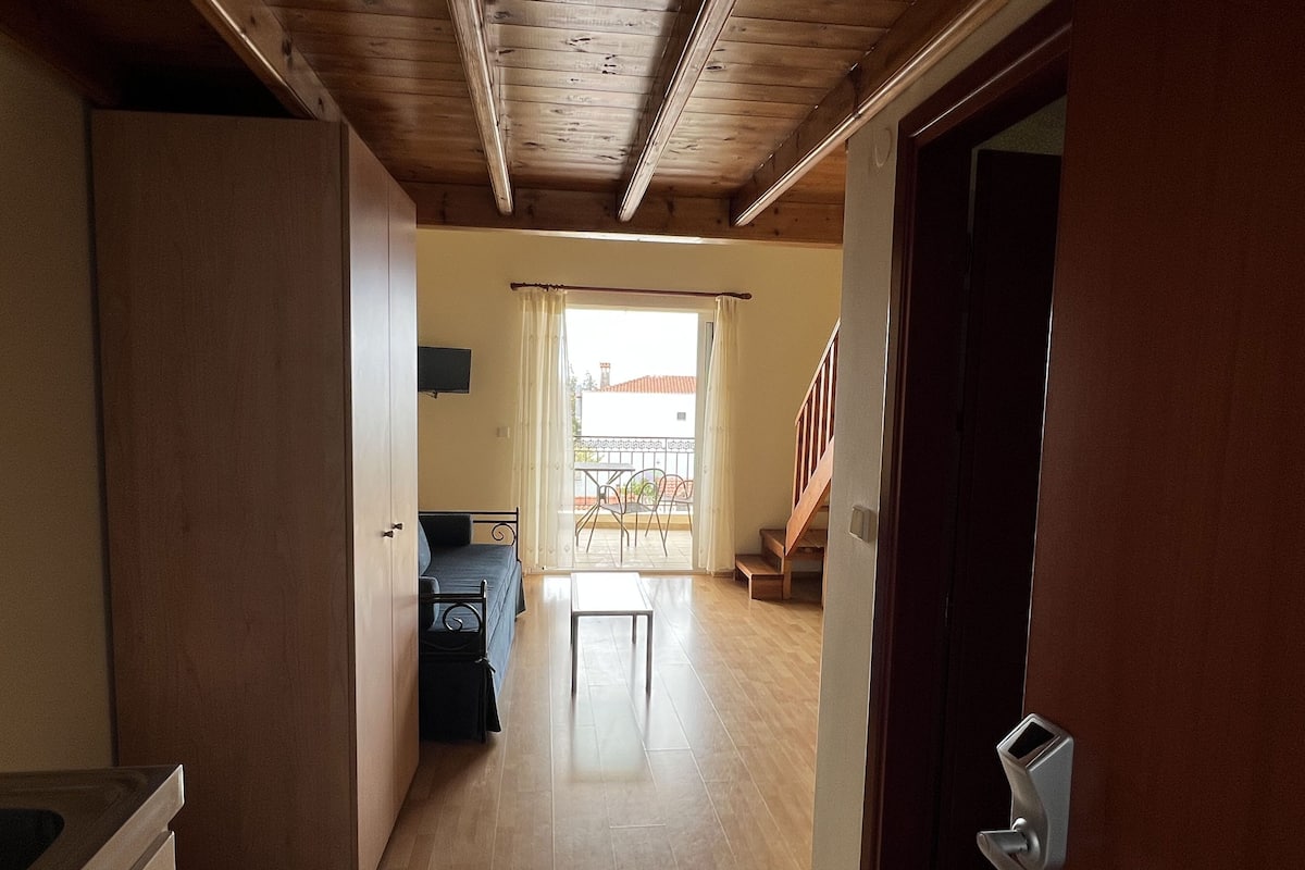 Comfort Duplex | 1 bedroom, in-room safe, desk, laptop workspace