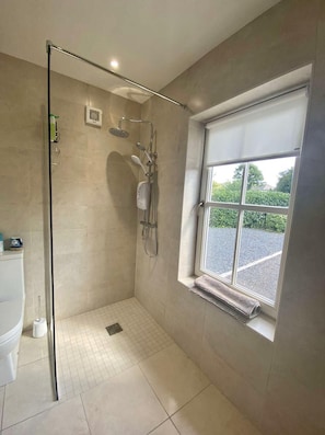 Appartamento | Bagno | Doccia, asciugacapelli, asciugamani