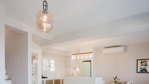 A modern living room with a sofa, dining area, and kitchen. - Locanda villas Lefkada B (Lefkada)