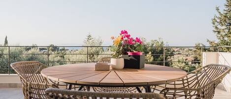 تناول الطعام بالخارج