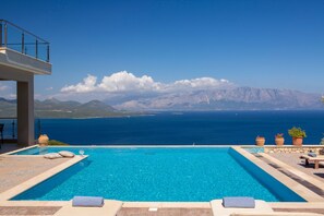 An infinity pool with a clear view of the sea and mountains. - Villa Lilaea Lefkada (Lefkada)