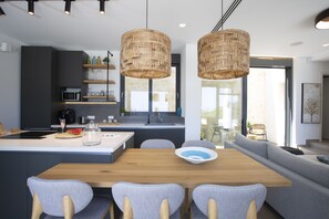 Een koelkast, een magnetron, een oven, een vaatwasser