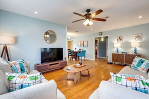 House (2 Bedrooms) | Interior - Near Beach & Attractions: Home in Galveston! (Galveston)