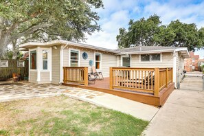 Interior - Near Beach & Attractions: Home in Galveston! (Galveston)