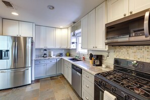 Interior - Near Beach & Attractions: Home in Galveston! (Galveston)