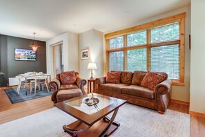 Unclassified image, 4 of 44, button - Mammoth Lakes Condo w/ Fireplace: Near Skiing! (Mammoth Lakes)