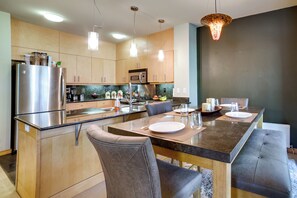 Interior - Mammoth Lakes Condo w/ Fireplace: Near Skiing! (Mammoth Lakes)