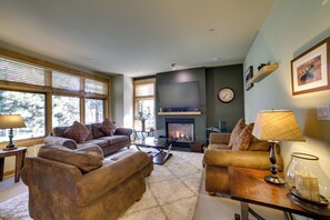 Interior - Mammoth Lakes Condo w/ Fireplace: Near Skiing! (Mammoth Lakes)