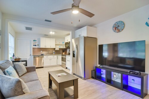 Walk to Art District + Beach: Pet-friendly Getaway