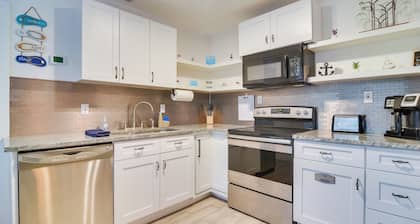 Sunny Gulfport Home: Walk to Art District + Beach!