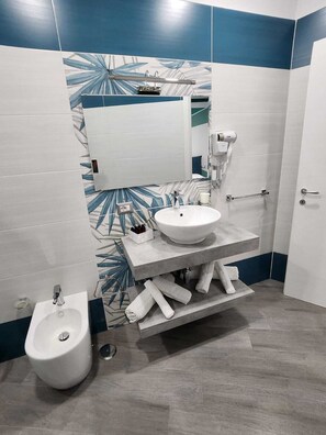 Luxury Room | Bathroom | Free toiletries, hair dryer - GRADINI PARTENOPEI (Naples)