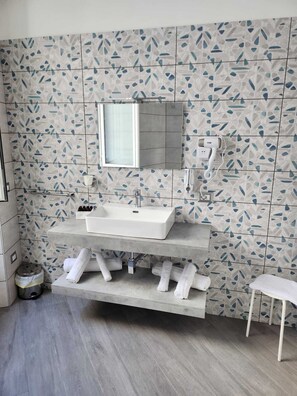 Exclusive Room | Bathroom | Free toiletries, hair dryer - GRADINI PARTENOPEI (Naples)