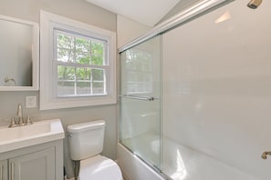 Ein Badezimmer mit Toilette, Waschbecken und einer Duschkabine.