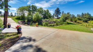A paved pathway in a landscaped area with potted plants and trees. - Peaceful Pinetop-lakeside Suite w/ Fire Pit! (Lakeside)