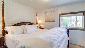 Apartment (1 Bedroom) | 1 bedroom, iron/ironing board, bed sheets