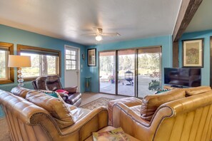 TV, books - Peaceful Pinetop-lakeside Suite w/ Fire Pit! (Lakeside)