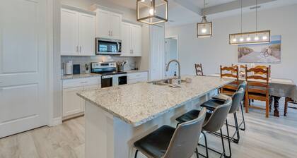 Englewood Escape Near Beaches w/ Private Lanai!