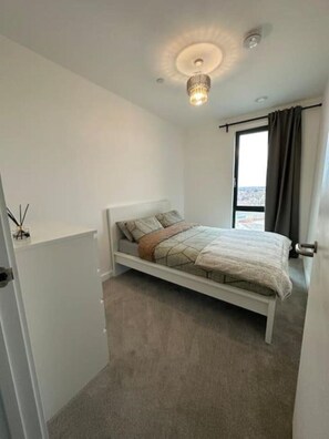 2 bedrooms, WiFi, bed sheets - NEW Modern 2 Bedroom Apartment! (Dagenham)