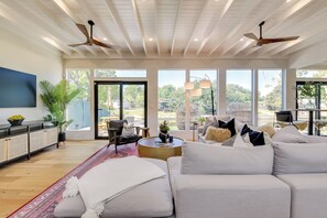 House (4 Bedrooms) | Interior - Waterfront Granbury Home w/ Electric Fireplace! (Granbury)