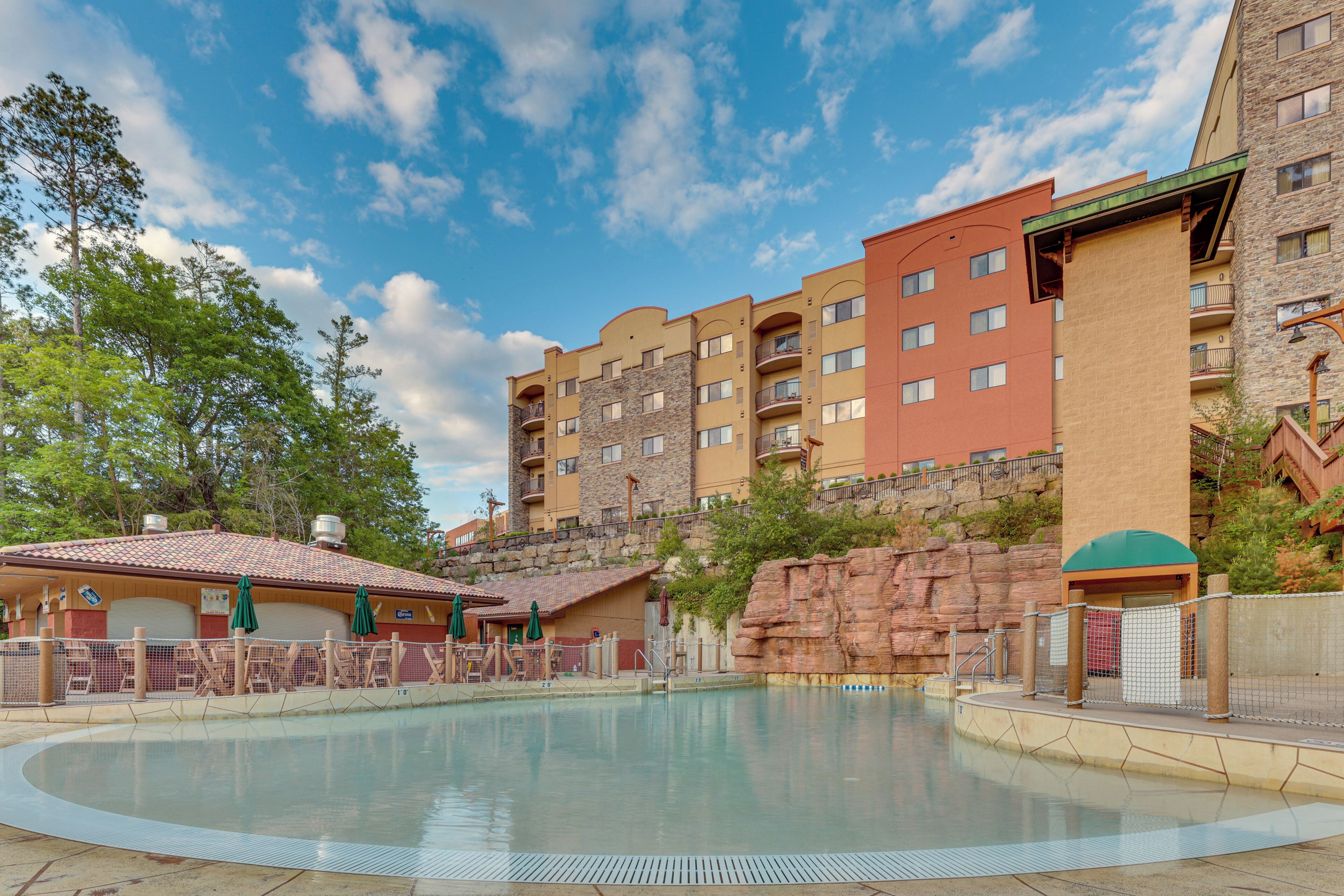 Un hôtel doté d’une piscine, de plusieurs balcons et offrant une vue sur le paysage environnant.