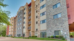 A multi-story building with balconies, a patio area with a bench, and a 'No Parking' sign. - Wisconsin Dells Resort Condo w/ Star Wars Decor! (Wisconsin Dells)