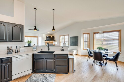 Luxury 'prairie Retreat': 5 Min From Madison!